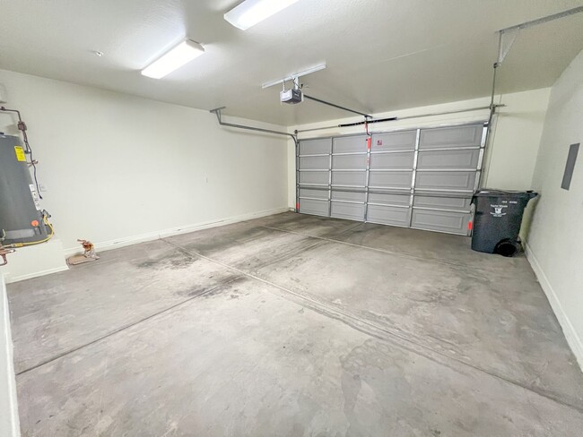 Building Photo - TOWNHOME - COTTONWOOD - VILLAS ON ELM