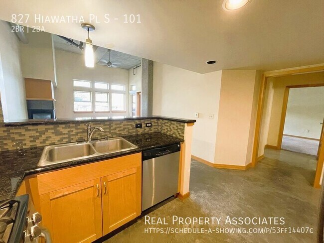 Building Photo - 827 Hiawatha Pl S
