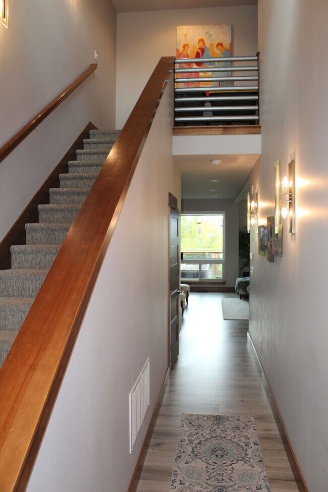 Building Photo - Stunning Fully Furnished Townhome with Lake Views