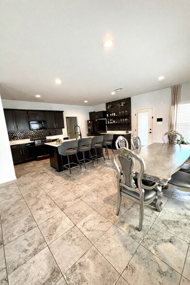 Building Photo - 1513 R. Esplanade