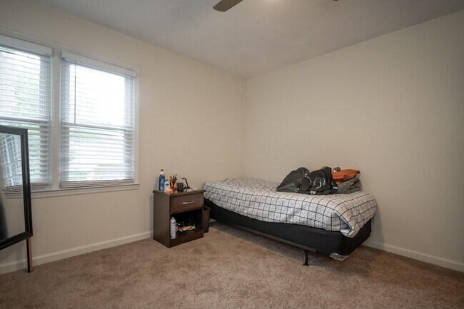 Building Photo - 115 Winterberry Dr