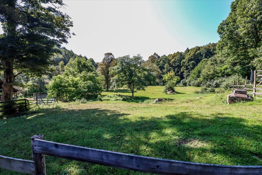 Building Photo - 155 Squash Hollow Rd