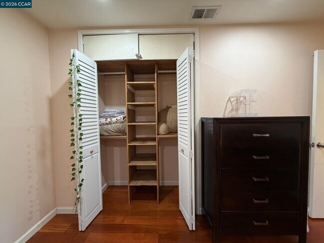 Building Photo - 6 Basin Ct