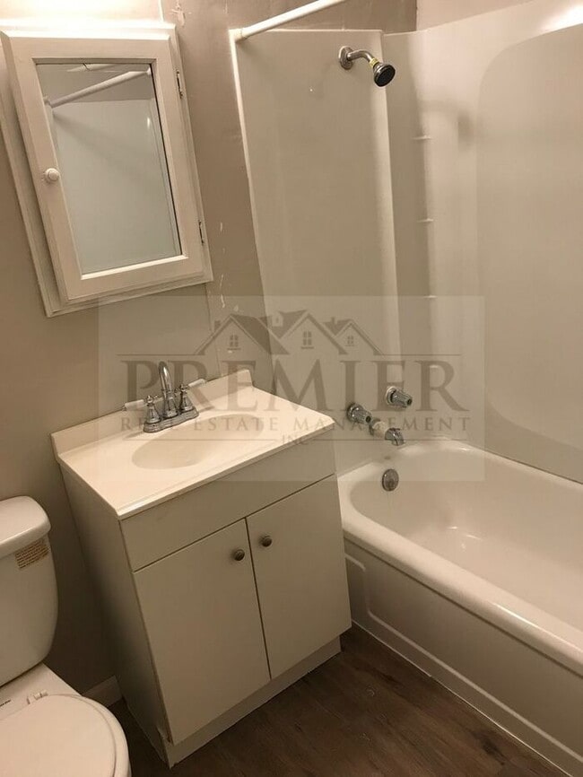 Building Photo - 6111 E 153rd St #B, Grandview, MO 64030 2B 1B - rent $895 / Move in ready/