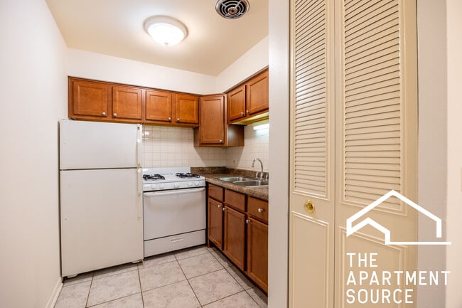 Building Photo - 540 W Roscoe St