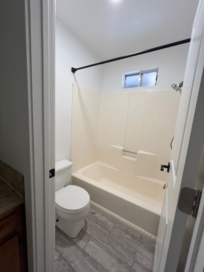 Building Photo - Great 3 bedroom 2 bathroom,  home with a h...