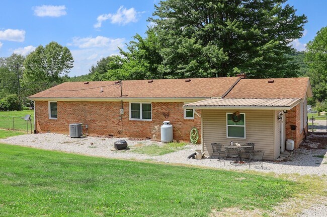 Building Photo - 616 Red Lick Rd