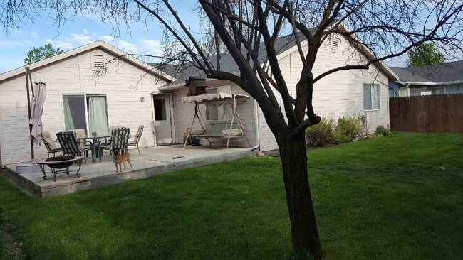 Building Photo - 3 Bed/2 bath...Newer Carpet and Flooring.....