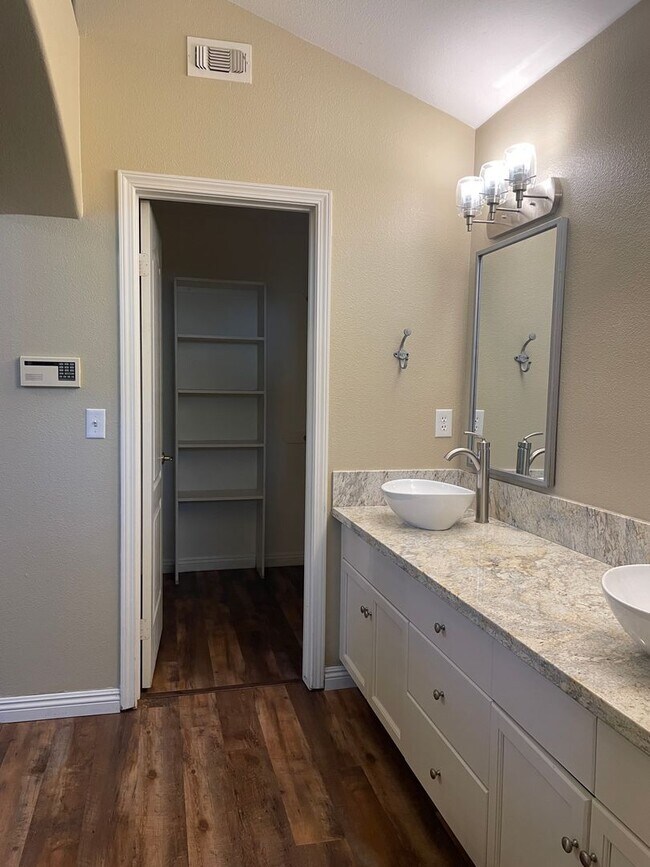 Building Photo - Wonderful home located in the Dominion Com...
