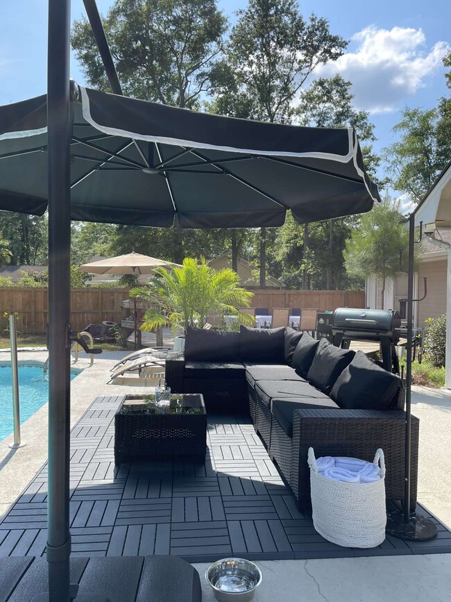 Building Photo - 4901 Meadowood Cir