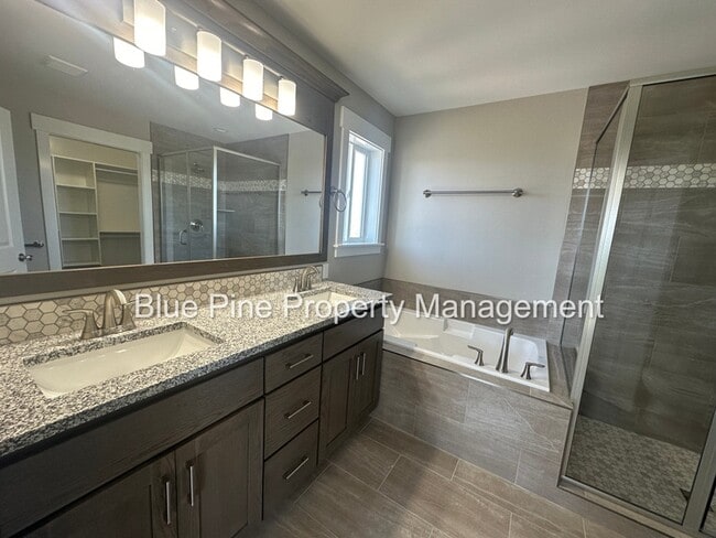 Building Photo - 3881 E Hemlock Ln