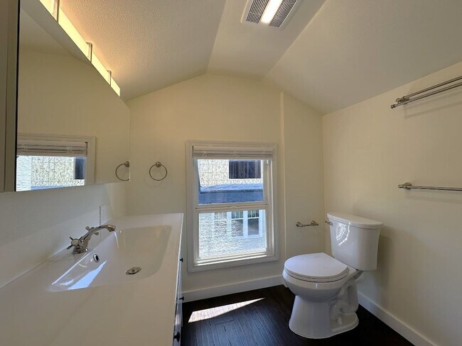 Building Photo - Gorgeous mature home with loads of charm o...