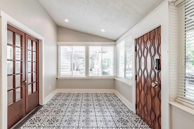 Building Photo - 304 N 43rd St