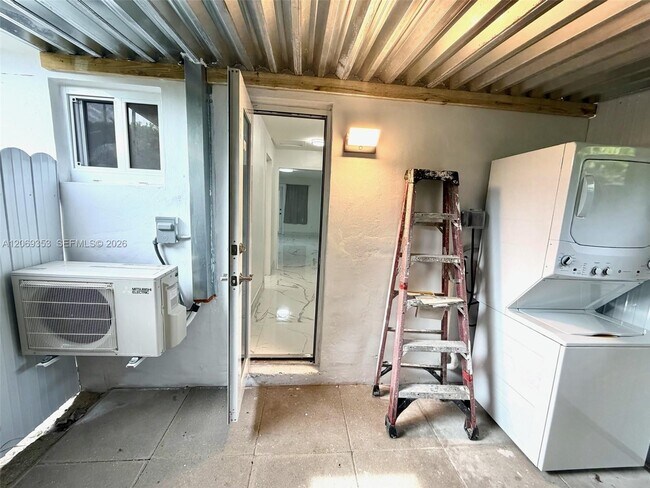 Building Photo - 931 SW 82nd Ave