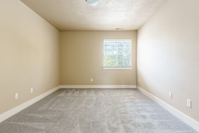 Building Photo - 994 E Winding Creek Dr