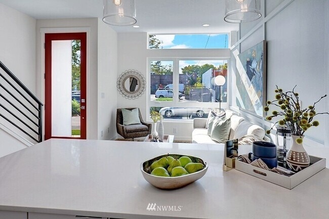 Building Photo - 632 10th Ave E