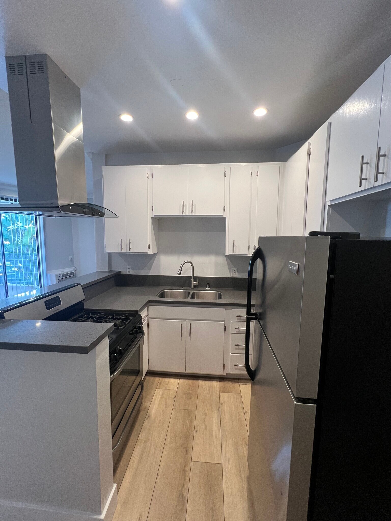 Building Photo - 2107 N Beachwood Dr