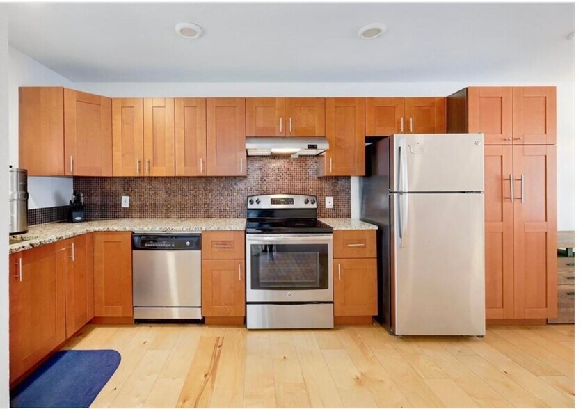 Primary Photo - 909 Reinli St