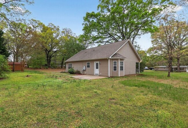 Building Photo - Charming 3BD/2BA Ranch on Large Lot in Indian Trail!