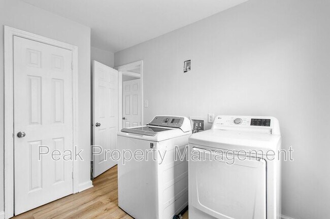 Building Photo - 501 Hazelhurst Ave