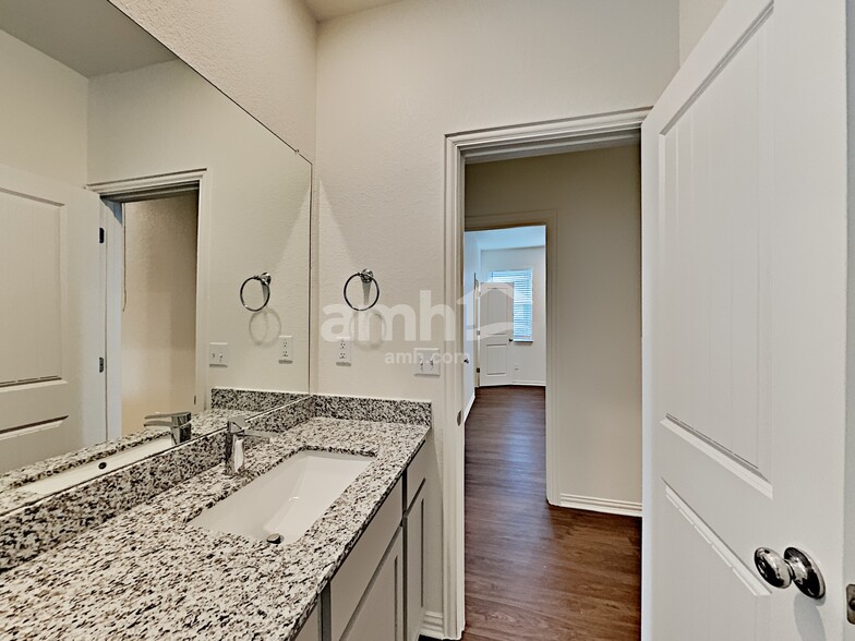 Building Photo - 2725 Lillybrook Ln