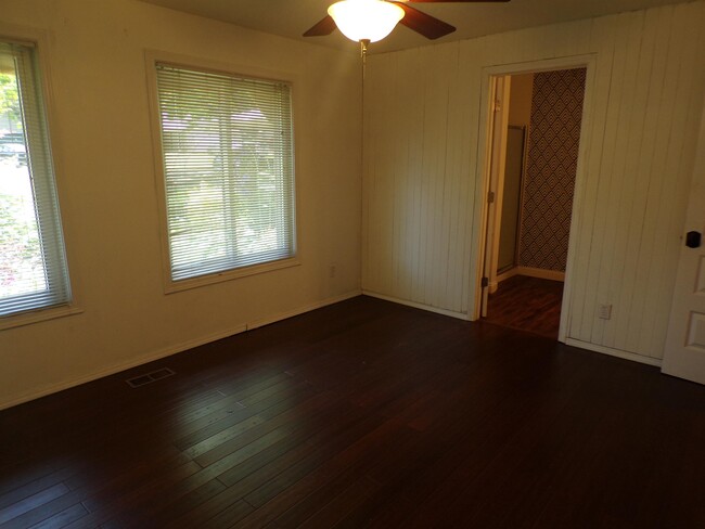 Building Photo - 11865 SW Ebberts Ct