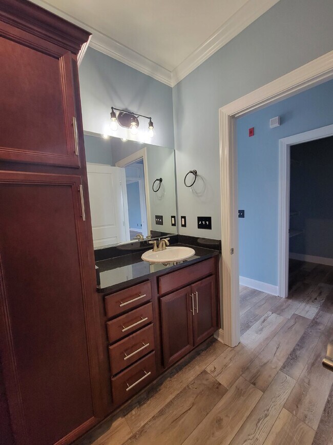 Building Photo - Germantown Gem!