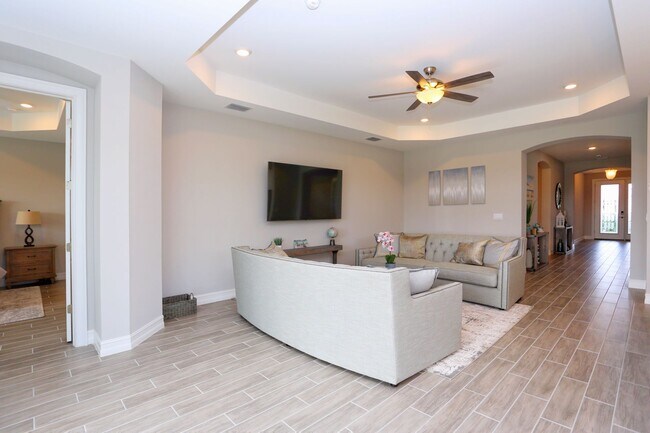 Building Photo - **Brand New, Bright & Beautiful Bonita Spr...