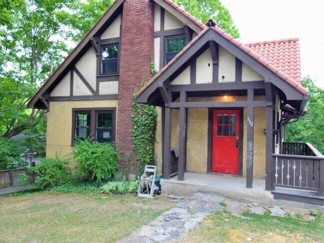 Building Photo - Three Bedroom One Bath