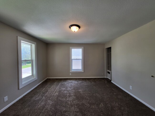 Building Photo - 3 Bedroom, 1 Bathroom Duplex with quick ac...