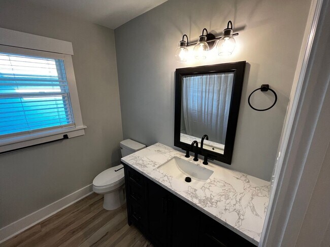 Building Photo - 4Bed/3Bath Renovated Student friendly housing