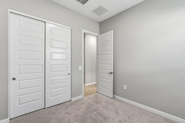 Building Photo - 5028 E Shady Glen Ave