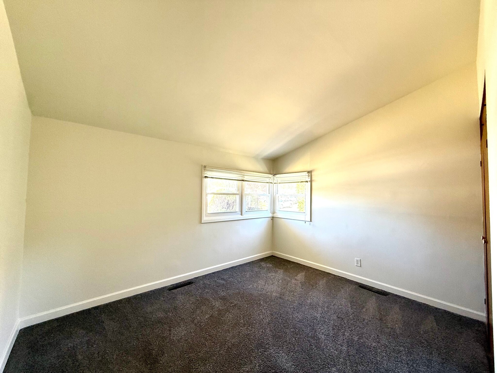 Building Photo - 633 Windsor Ave