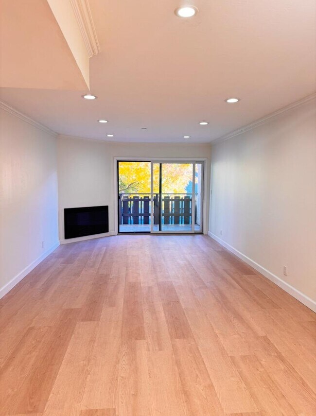 Building Photo - 101 2nd St