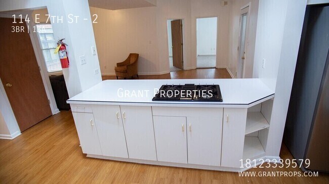 Building Photo - 114 E 7th St