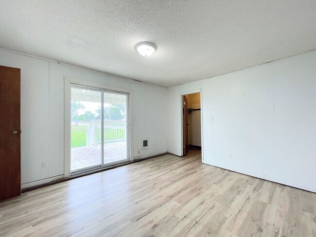 Building Photo - 3 Bed, 2 Bath in South Hutchinson