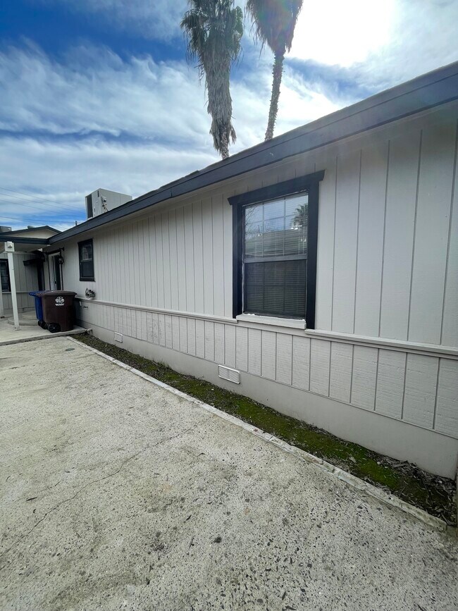 Building Photo - 817 Lake Ave