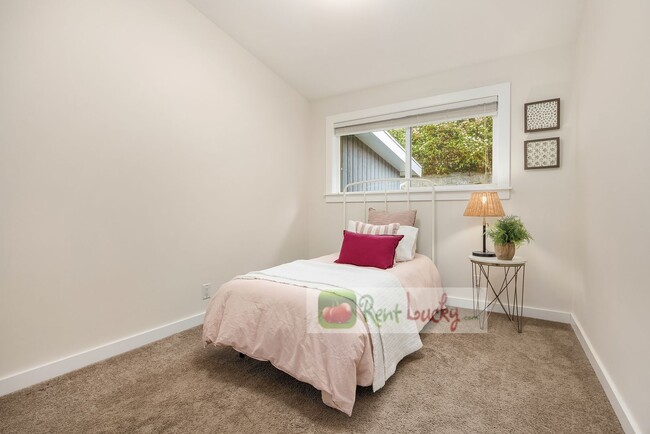 Building Photo - VIEWS, VIEWS, VIEWS!! Stunning & LARGE 4-B...