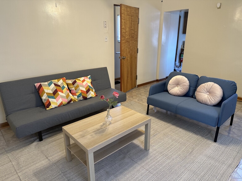 Building Photo - 10 Oakland Sq