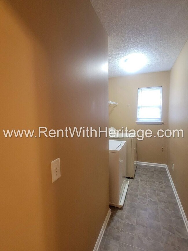 Building Photo - WOW!!! GORGEOUS HOME IN POPULAR CREEKSIDE SUBDIVSION / SWIM / TENNIS / UPGRADES GALLORE