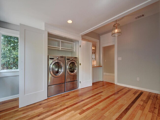 Building Photo - UT PRE-LEASE: Luxury 4 bedroom home in Wes...