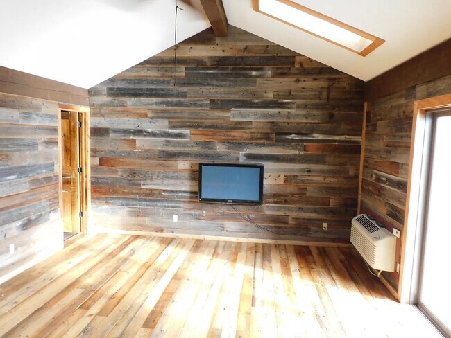 Building Photo - "Charming 2-Bed Retreat: Your Cozy Getaway...