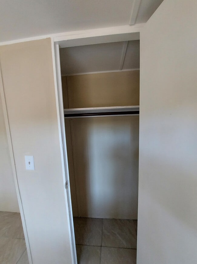 Building Photo - 119 E Woods Ct