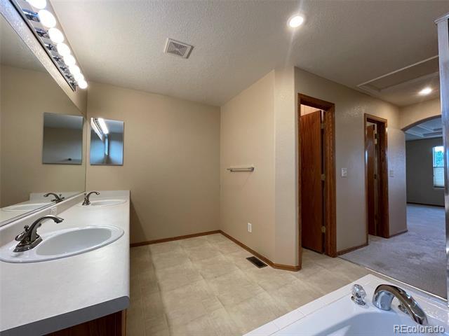 Building Photo - 2284 Dogwood Cir