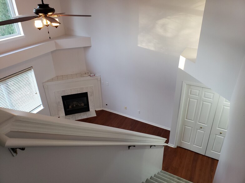 Building Photo - 3910 Old Elm Dr SE