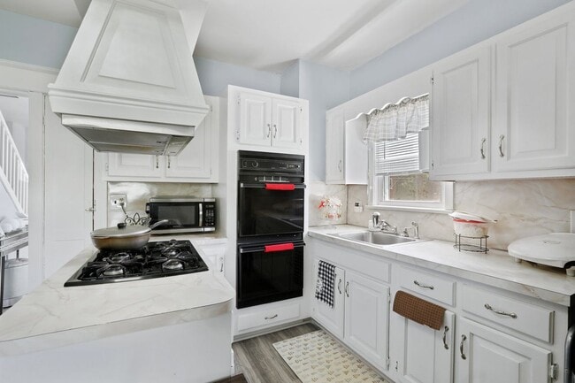 Building Photo - 709 Mulberry St