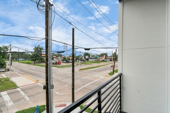 Building Photo - 4802 Elysian St