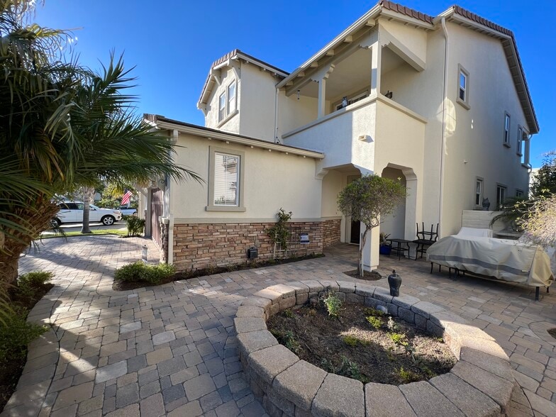 Courtyard Entry - 4353 Waterside Ln