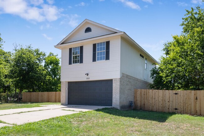 Building Photo - 1302 Crete Ln