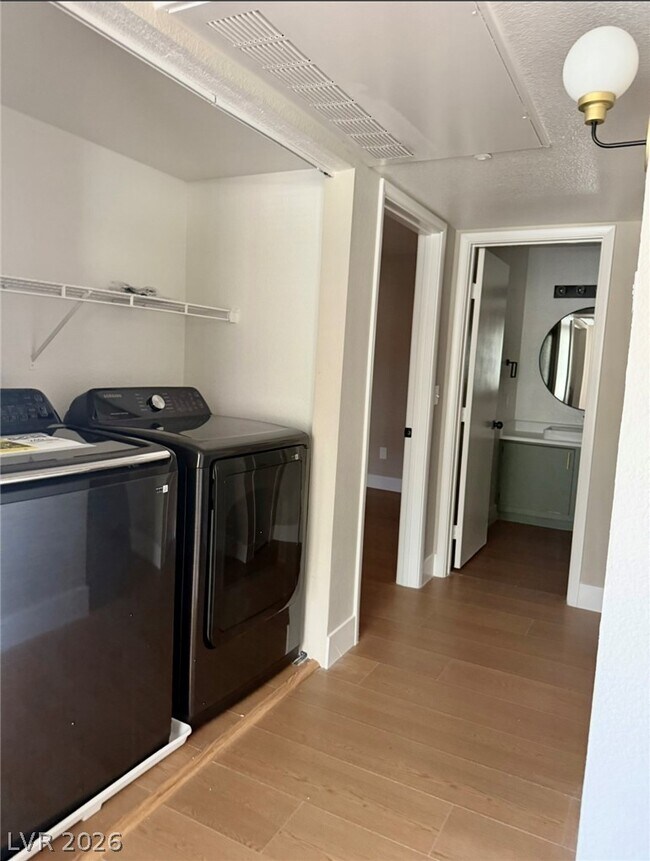 Building Photo - 1150 N Buffalo Dr